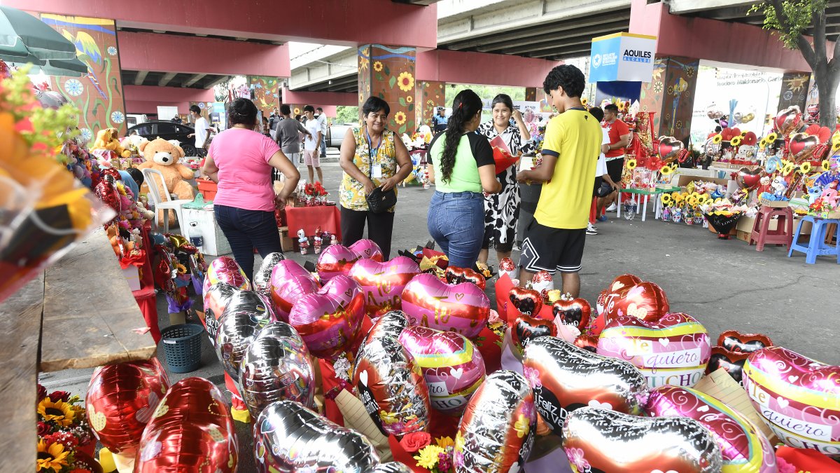 Decenas de comercios ponen color bajo el puente