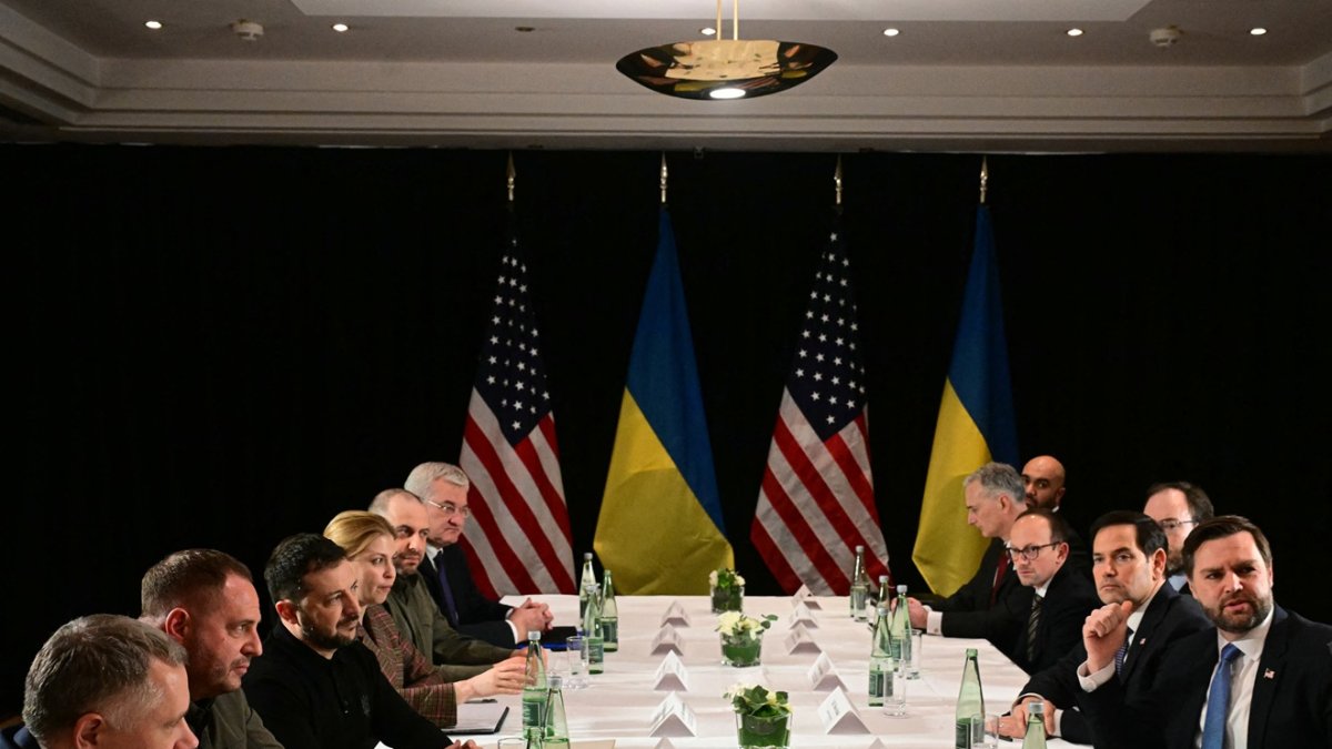 El vicepresidente de EE.UU., J. D. Vance, el secretario de Estado, Marco Rubio y el presidente Volodymyr Zelensky, se reúnen al margen de la 61.a Conferencia de Seguridad de Múnich (MSC), en Múnich.