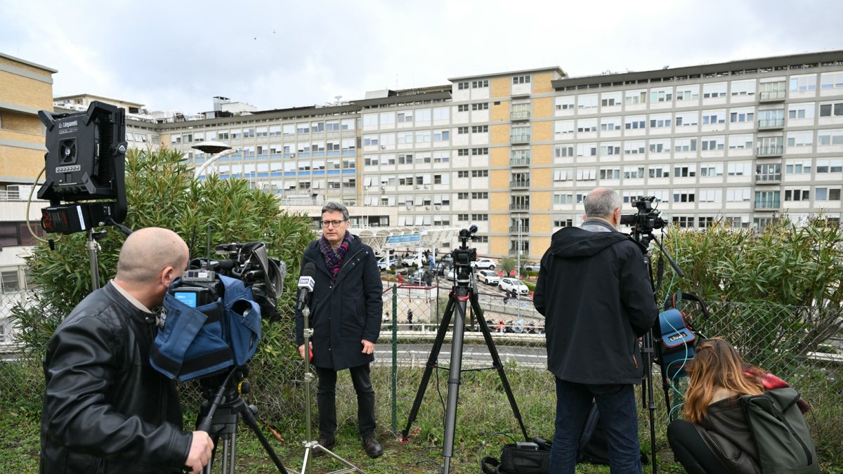 Los periodistas colocan su cámara frente al hospital Gemelli, donde el Papa Francisco está internado para exámenes y tratamiento de bronquitis en Roma, el 14 de febrero de 2025.