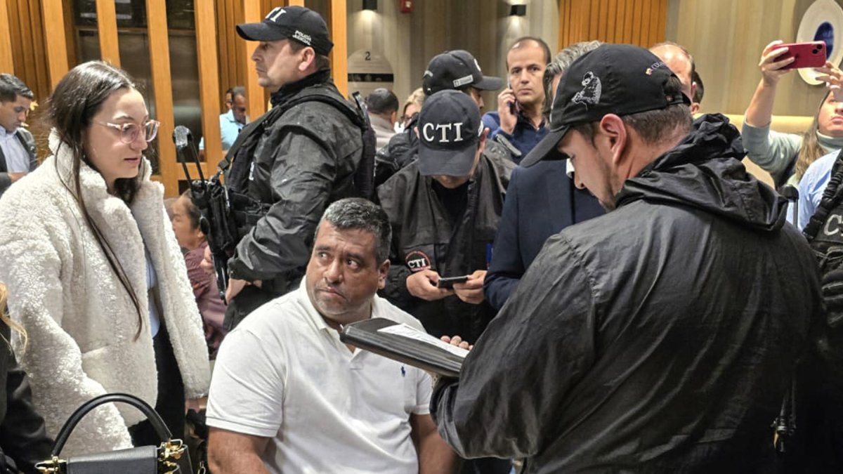 Bogotá. El líder guerrillero disidente de las FARC, Andrés Rojas, en momentos en el que era detenido.