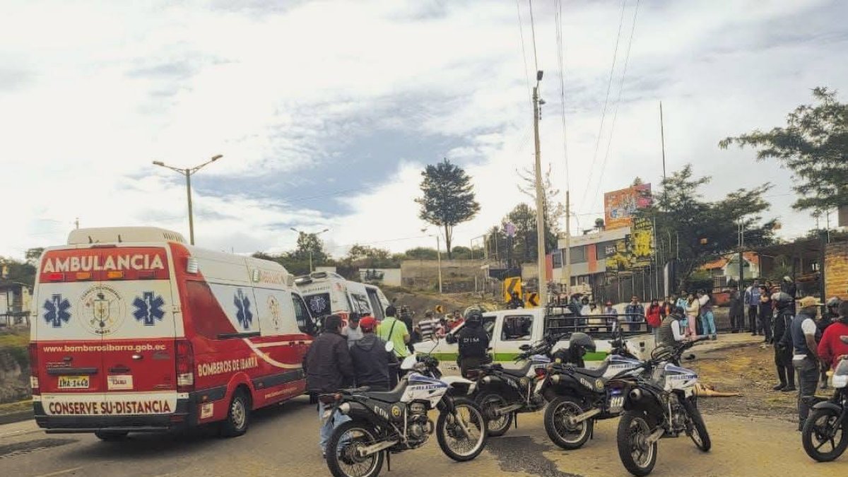 Los hombres estaban dentro de una camioneta cuando fueron atacados por dos motorizados.