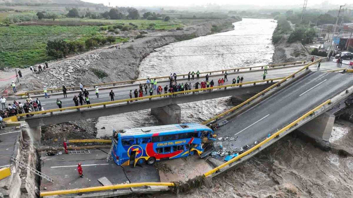 Así se observa el puente colapsado este viernes, en la carretera que une Lima con el megapuerto de Chancay (Perú).