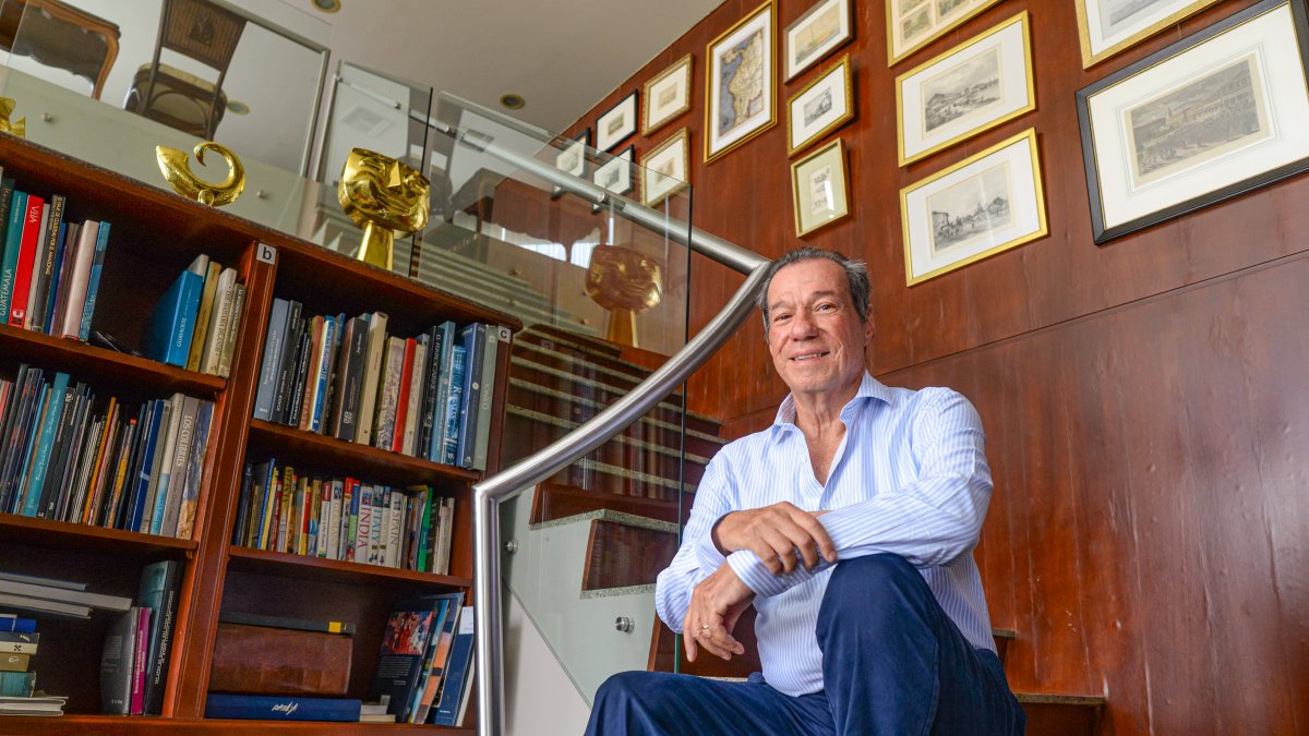 Benjamín Rosales es un historiador y empresario guayaquileño.