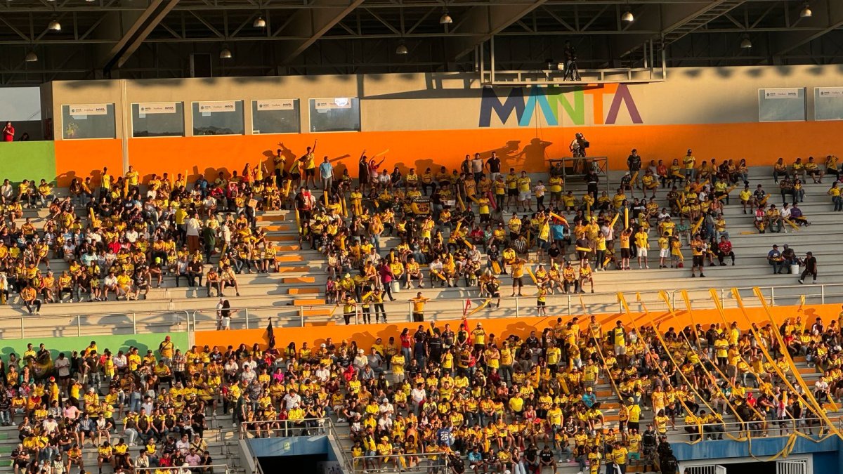 Los hinchas toreros llegaron hasta el estadio Jocay de Manta.