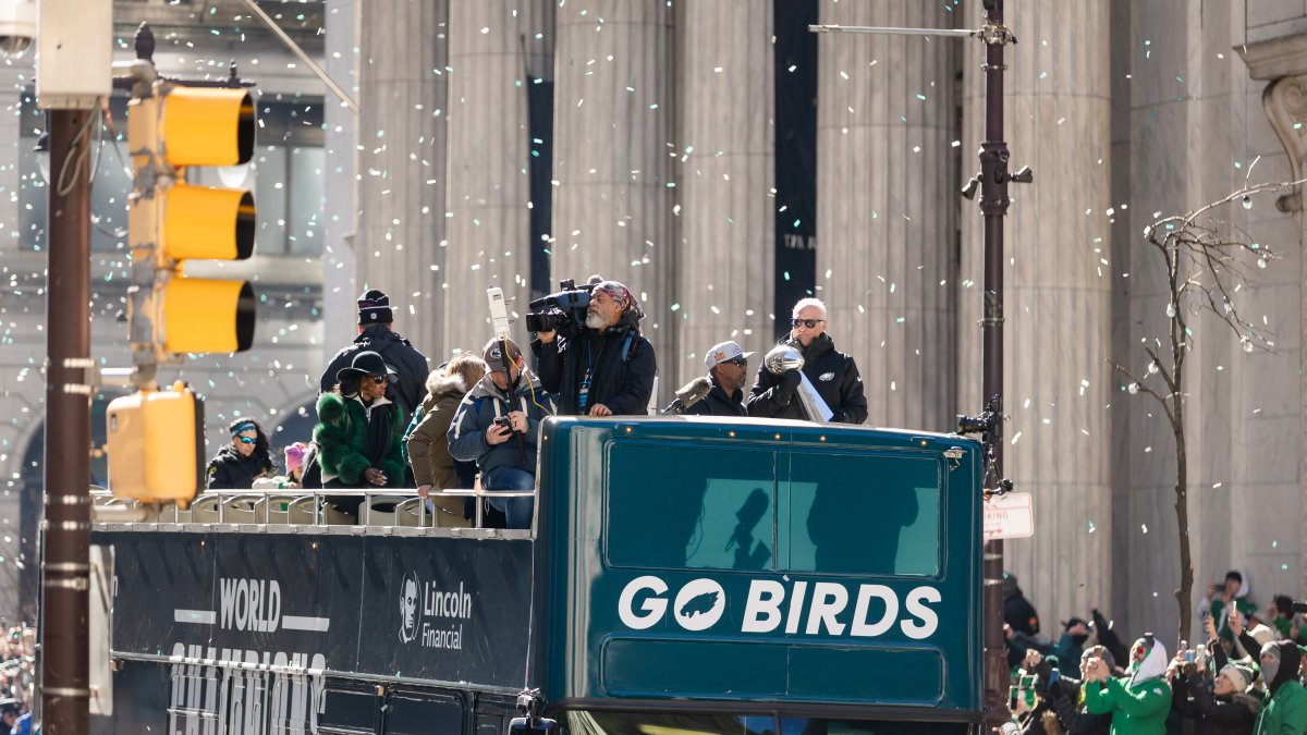 El presidente e integrantes de la plantilla de los Eagles de Philadelphia, mientras recorrían las calles con el trofeo de campeones.