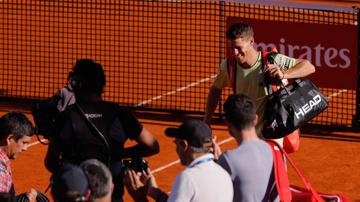 El tenista argentino Diego Schwartzman reacciona al final de un partido contra el español Pedro Martínez que significó también su adiós del tenis.