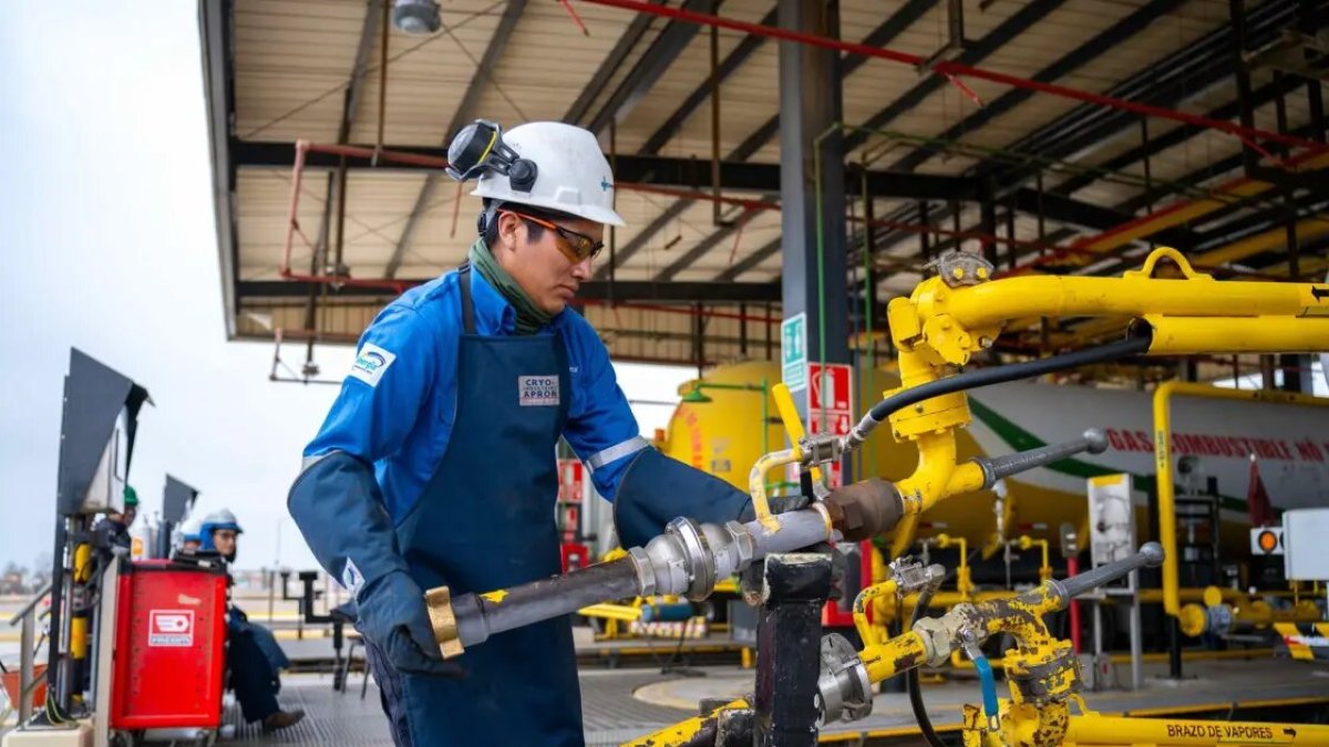 Una persona trabaja en el sistema de gas de Perú.