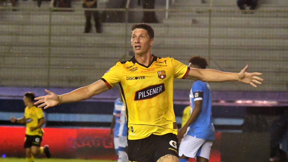 Gastón Campi de Barcelona SC celebrando su gol en el Jocay de Manta.