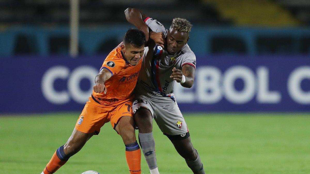 Franklin Carabalí (d) se lució el jueves al frenar en el segundo tiempo a los rivales del equipo de Blooming.