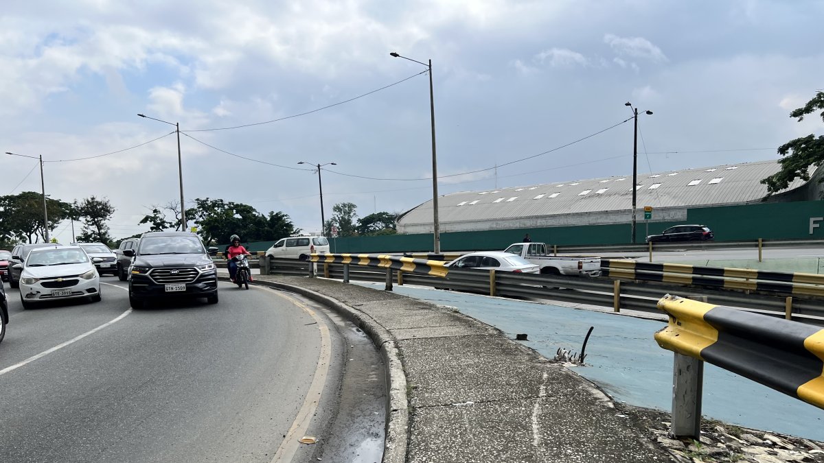 Protección. En el puente de la avenida Las Aguas se requiere la colocación de barandas.