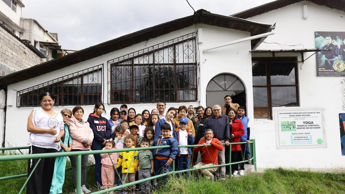 Junto a la casa comunal, los vecinos del barrio Rosa Pérez Pallares, de la parroquia de Chimbacalle, en el sur de Quito.