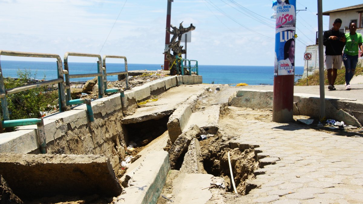 Mirador. Los agujeros en el ‘Balcón Encantado’ se observan en las barandas, las veredas y el mismo suelo.
