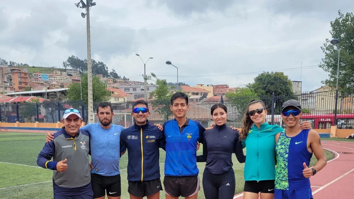 Andrés Chocho (d) con los marchistas que dirige, entre ellos Daniel.