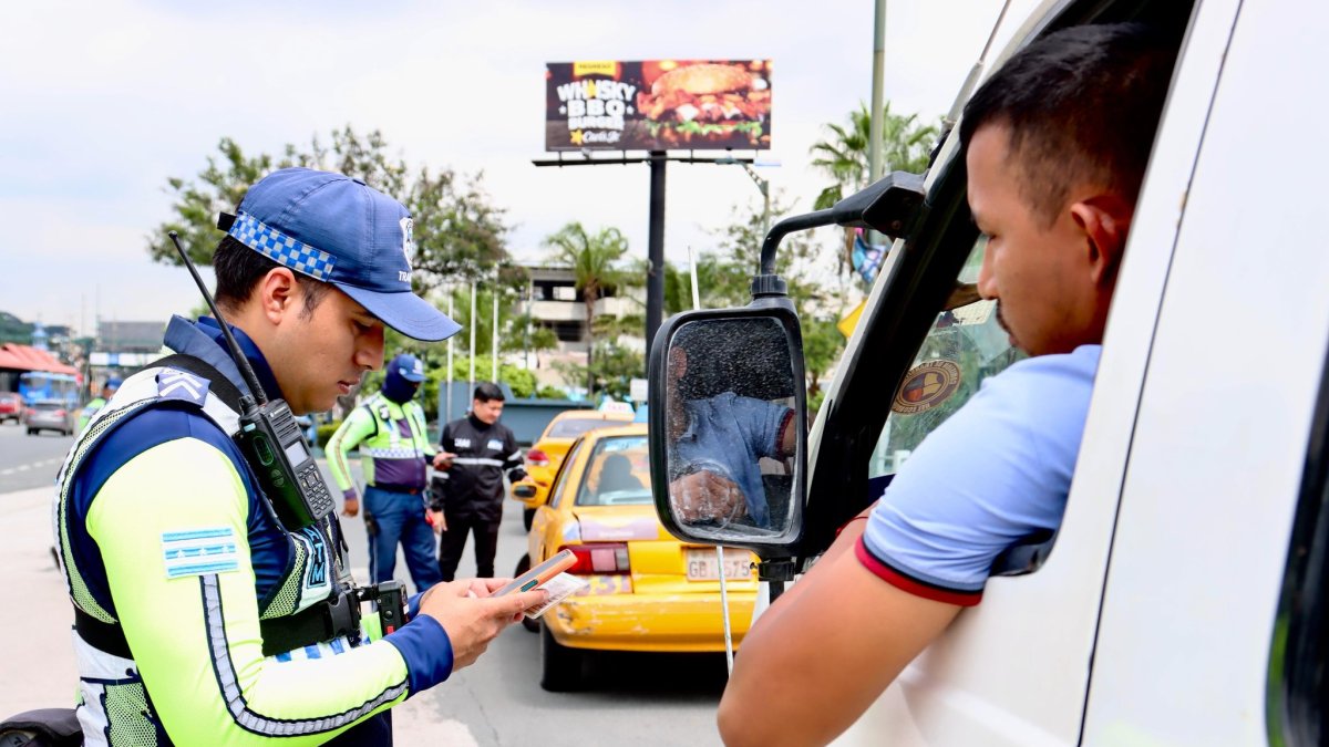 Referencial. Un elemento de la Agencia de Tránsito y Movilidad (ATM) durante un operativo en la avenida Carlos Julio Arosemena
