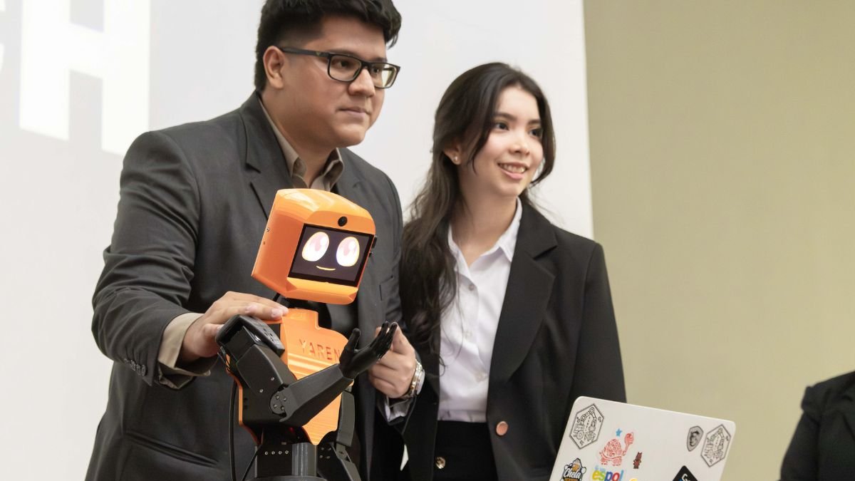 Feria. La Feria IDEAR permitió la presentación de trabajos exitosos de graduación que tenían un valor social ya que solucionaban problemas locales.