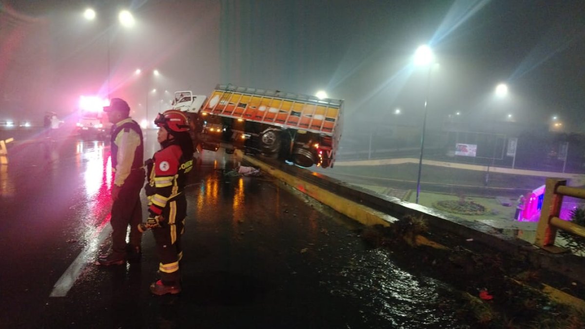 El Cuerpo de Bomberos de Quito es alertado sobre un siniestro vehicular en la Panamericana Norte sector de Centro Comercial el Portal.