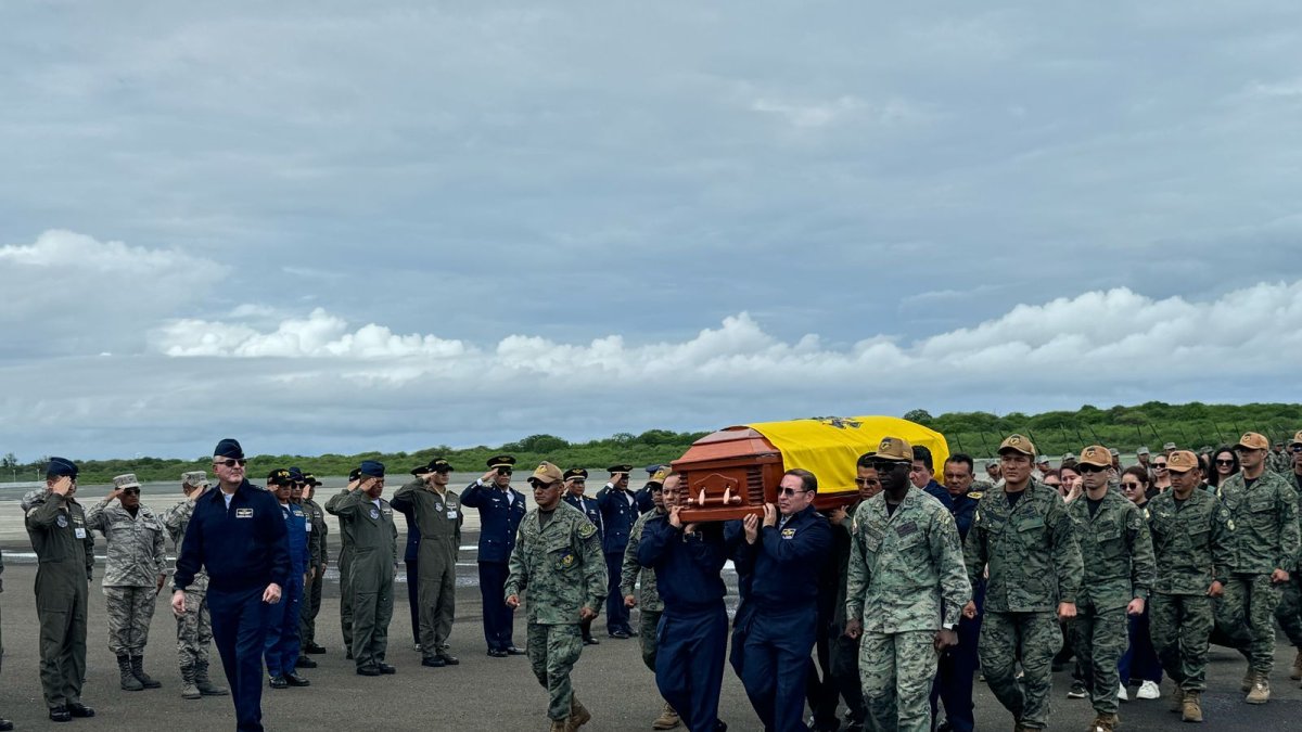 Familiares, amigos y compañeros de la Fuerza Aérea Ecuatoriana (FAE) acompañaron el féretro cubierto con la bandera tricolor hasta el último adiós en Manabí.