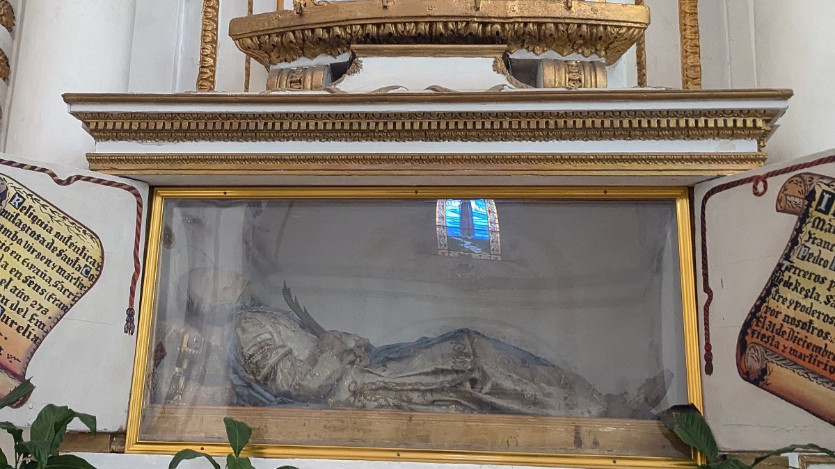 La momia atrae a fieles católicos en el centro de México.