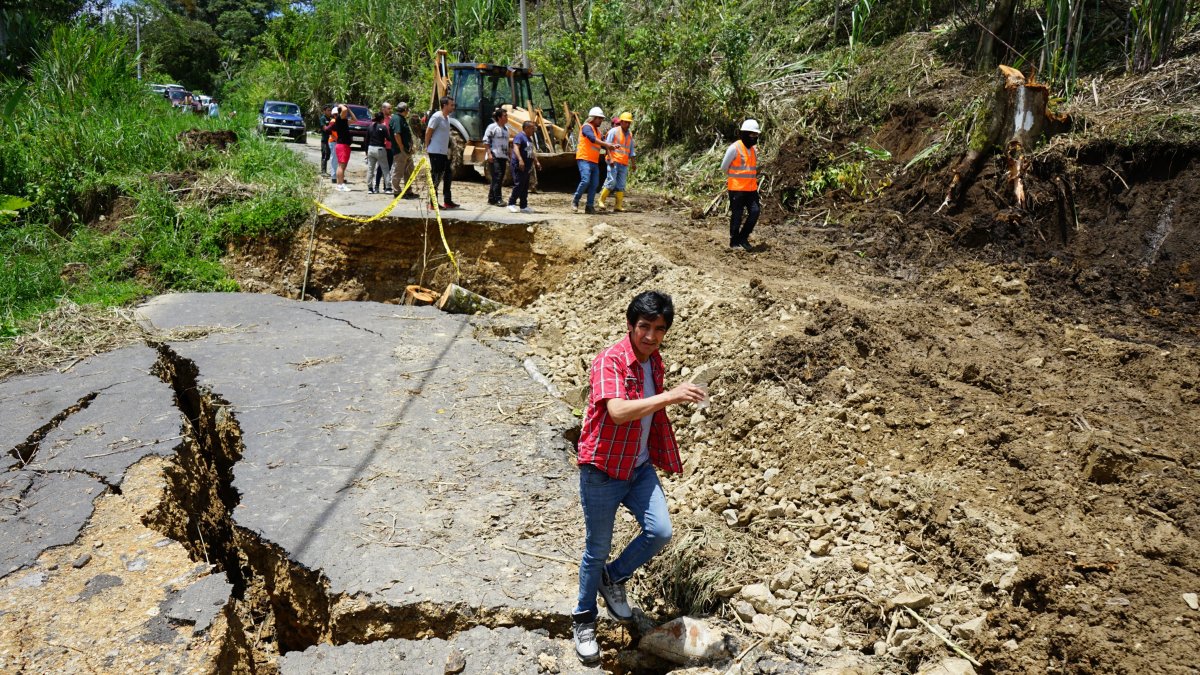 El cierre de dos carriles en el kilómetro 1 de la carretera debido a la pérdida de la calzada afecta la circulación en el noroccidente de Quito.