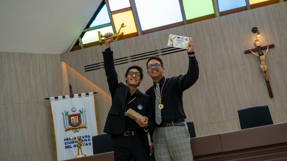 Los jóvenes recibieron estatuillas.