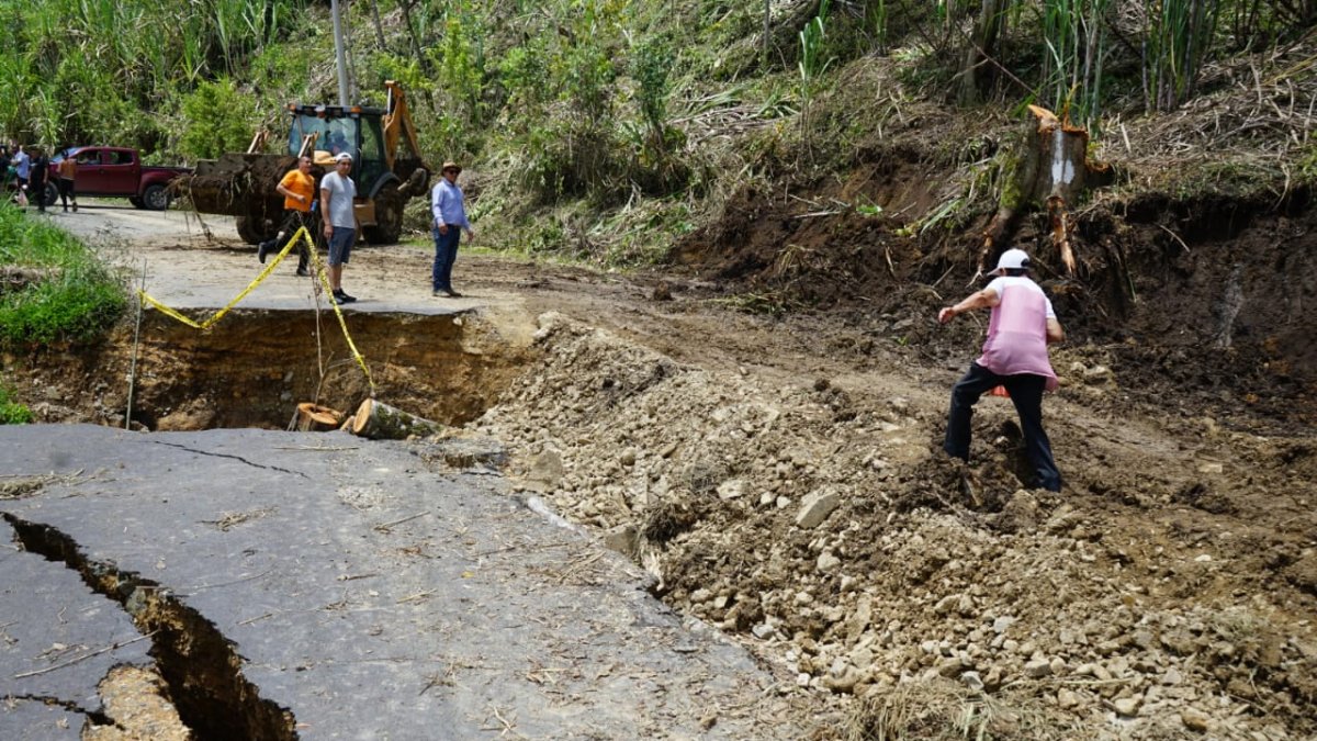 Una parte de la mesa de esta vía se fue abajo.
