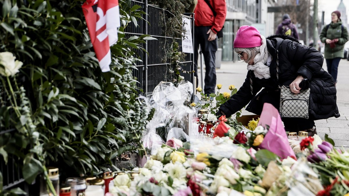 Una mujer pone una flor en el lugar de luto después de que un automóvil chocara contra una manifestación en Munich, Alemania, este sábado 15 de febrero.