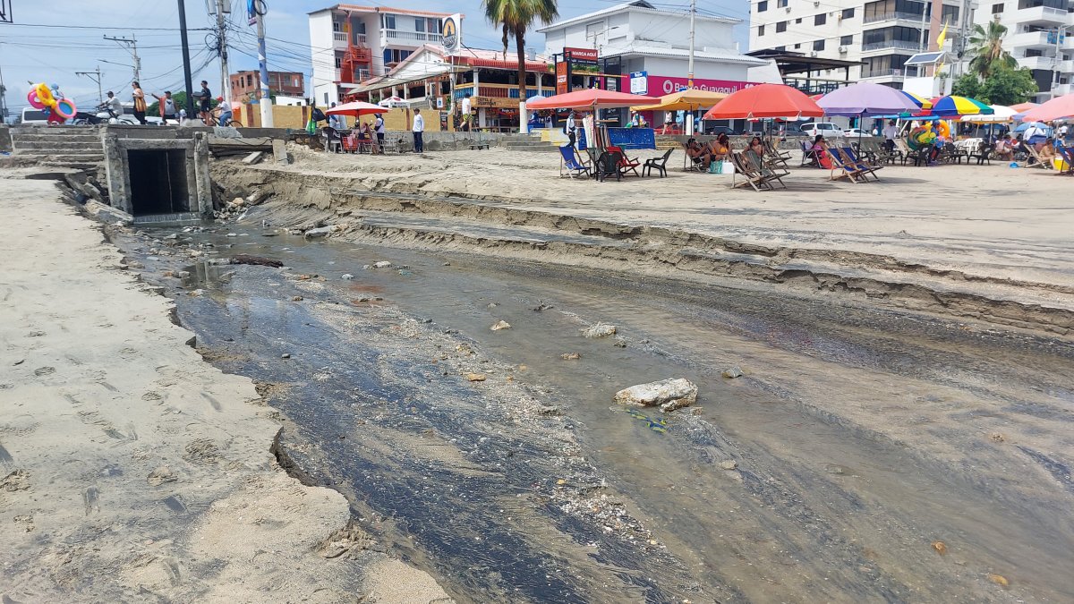 Así quedó el canal que descargó aguas pluviales al mar.
