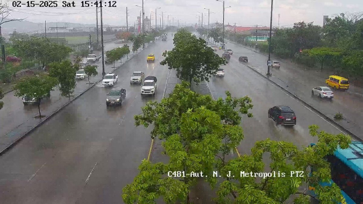 Se observa vías mojadas, por lo que se insta a bajar la velocidad al conducir.