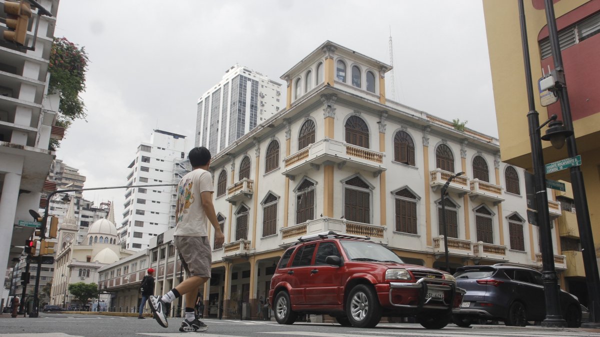 Vivienda En la céntrica calle Rocafuerte, un inmueble esquinero aún conserva las tradicionales chazas en su fachada..