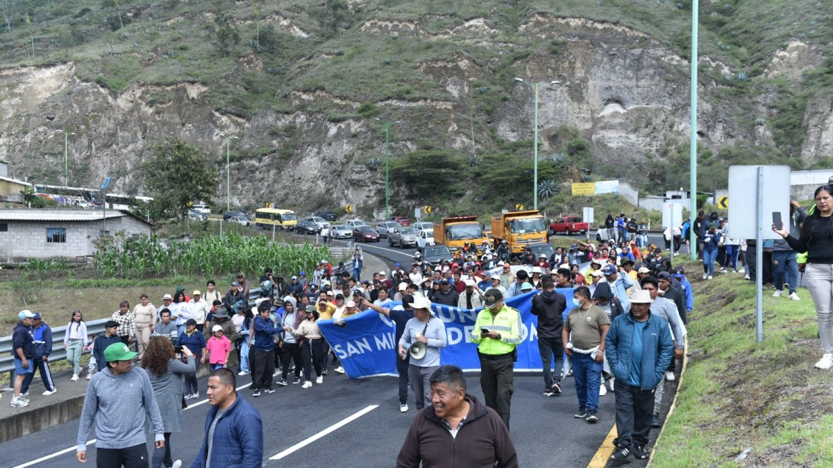 Habitantes de San Miguel del Común recorren la Panamericana Norte exigiendo alumbrado y seguridad.