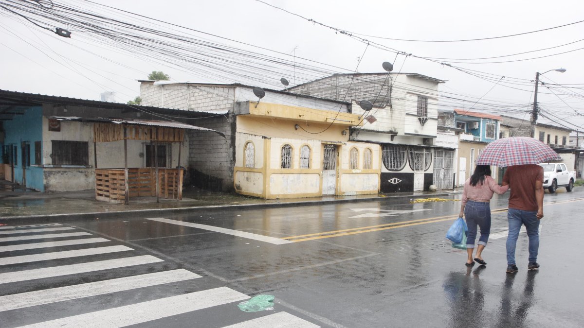 Autoridades investigan el tiroteo que cobró dos vidas y dejó varios heridos en Guayaquil.