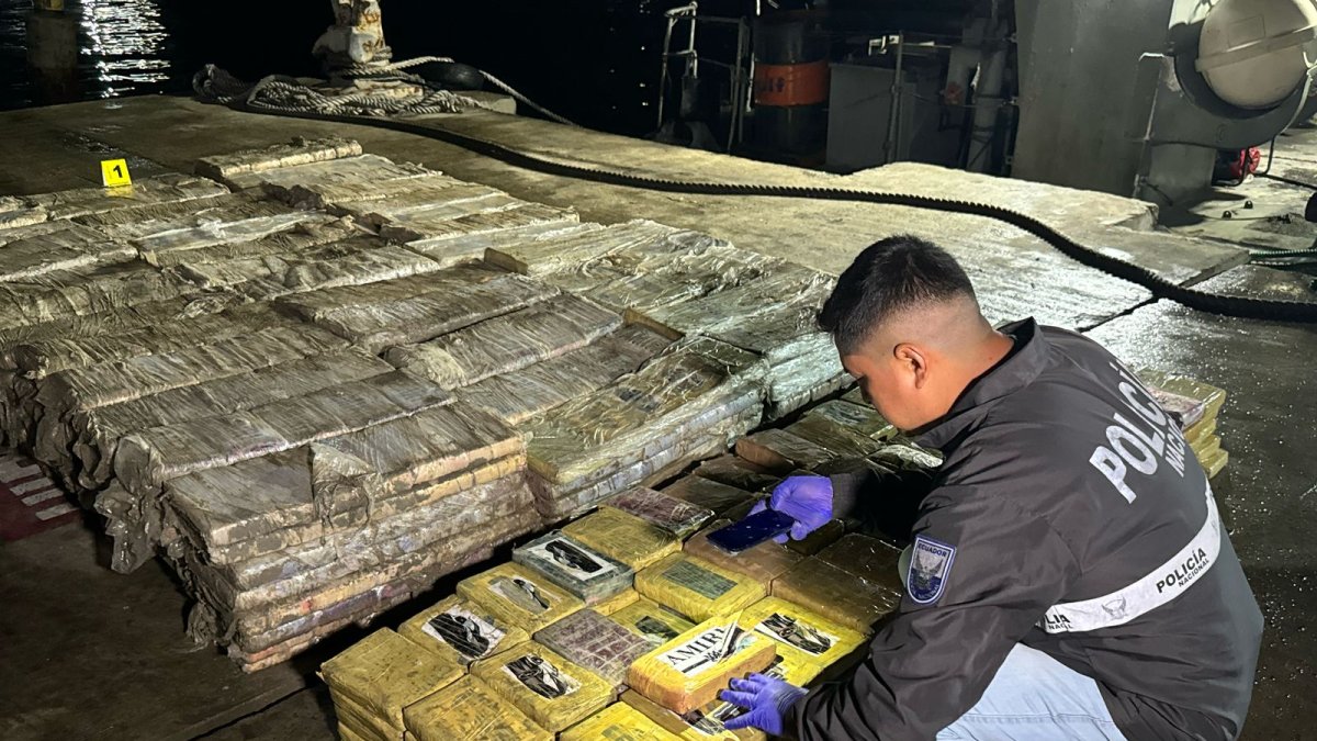 Agentes de seguridad inspeccionan el buque mercante que transportaba dos toneladas de cocaína.