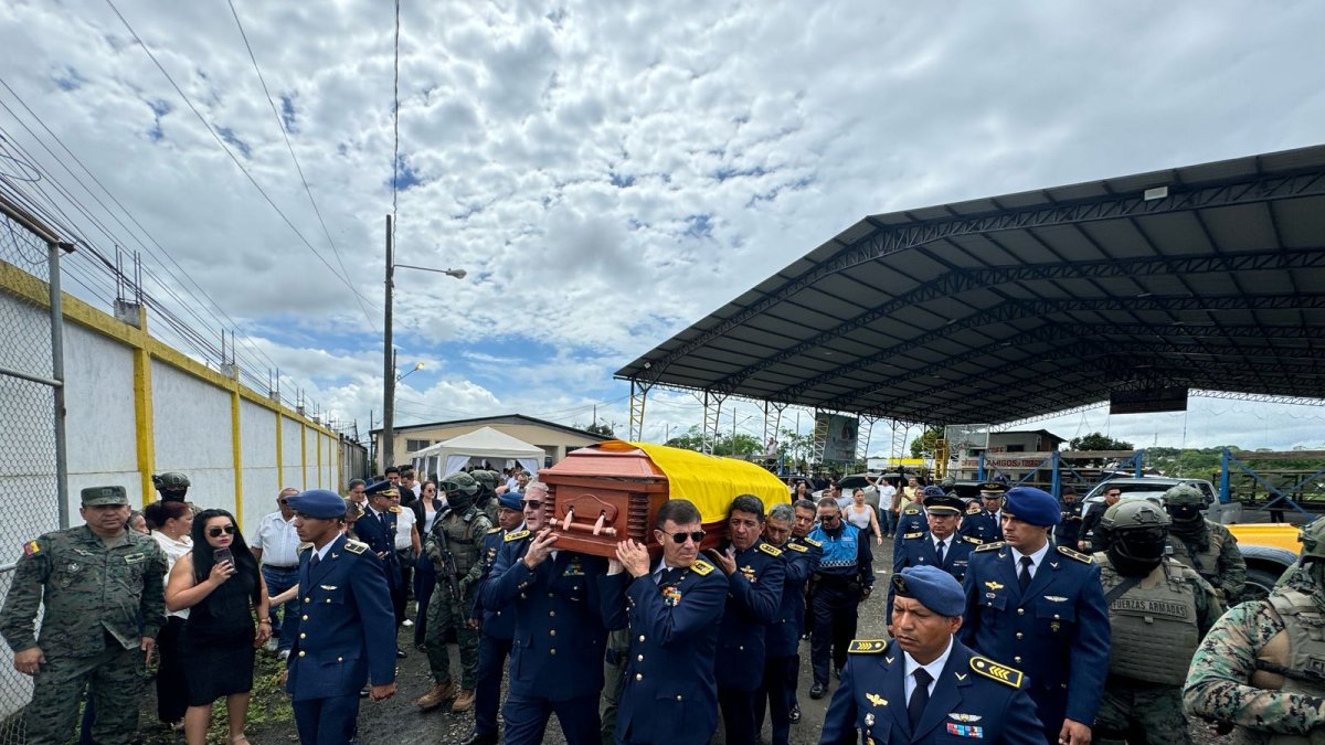 El féretro del teniente coronel Porfirio Cedeño es llevado en hombros por sus compañeros de la Fuerza Aérea Ecuatoriana durante su despedida en Tosagua.