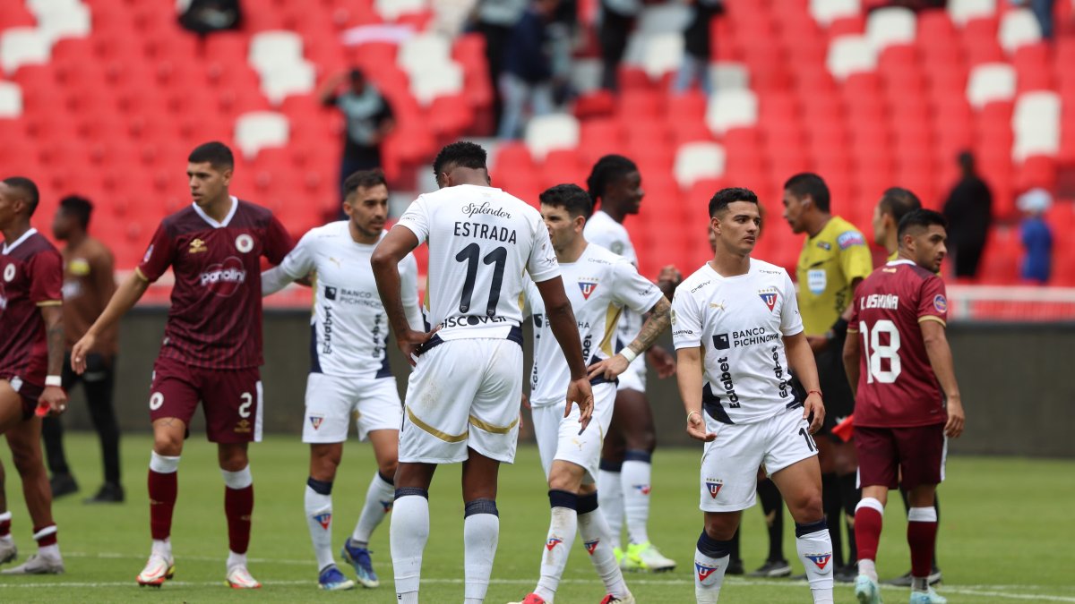 Jugadores de Liga de Quito reaccionan tras empatar 0-0 ante Vinotinto FC, por la fecha 1 de la LigaPro 2025.