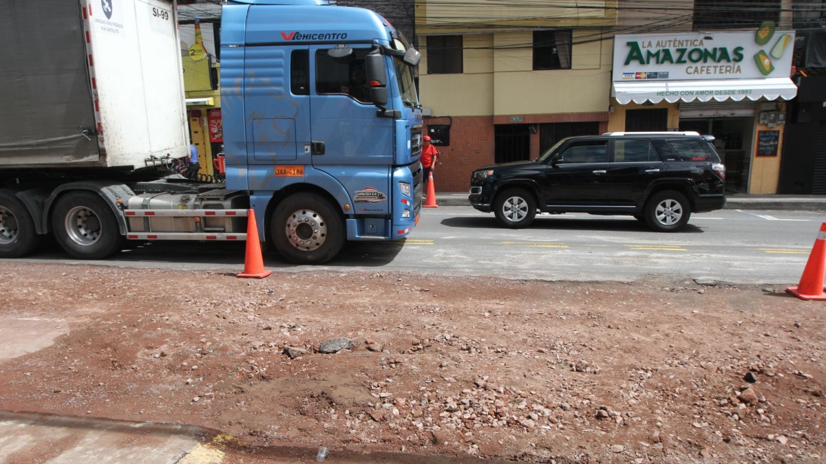 Daños. El hundimiento de la vía persiste en la María Angélica Idrobo en Cumbayá.