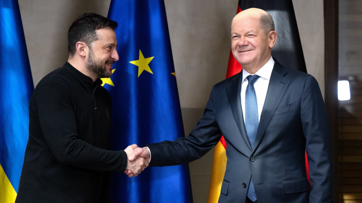 Olaf Scholz estrecha manos con Volodymyr Zelensky.