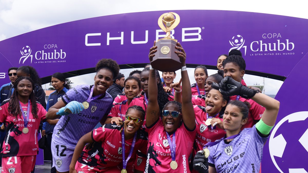 La plantilla completa de Dragonas festejó eufórica en el podio de monarcas dejando en claro que el título de campeonas de la Superliga Femenina 2024 será buscado nuevamente por ellas.