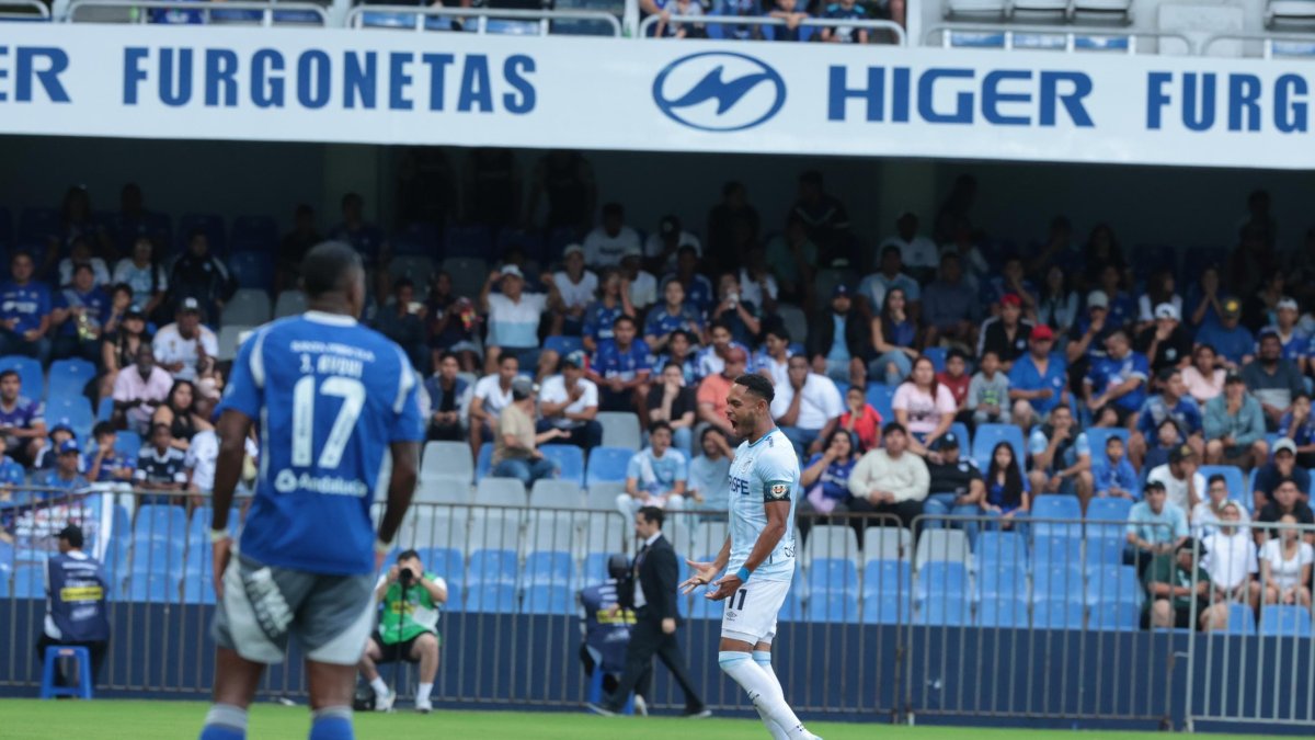Ismael Díaz festeja el 1-0 transitorio a favor de la Universidad Católica.