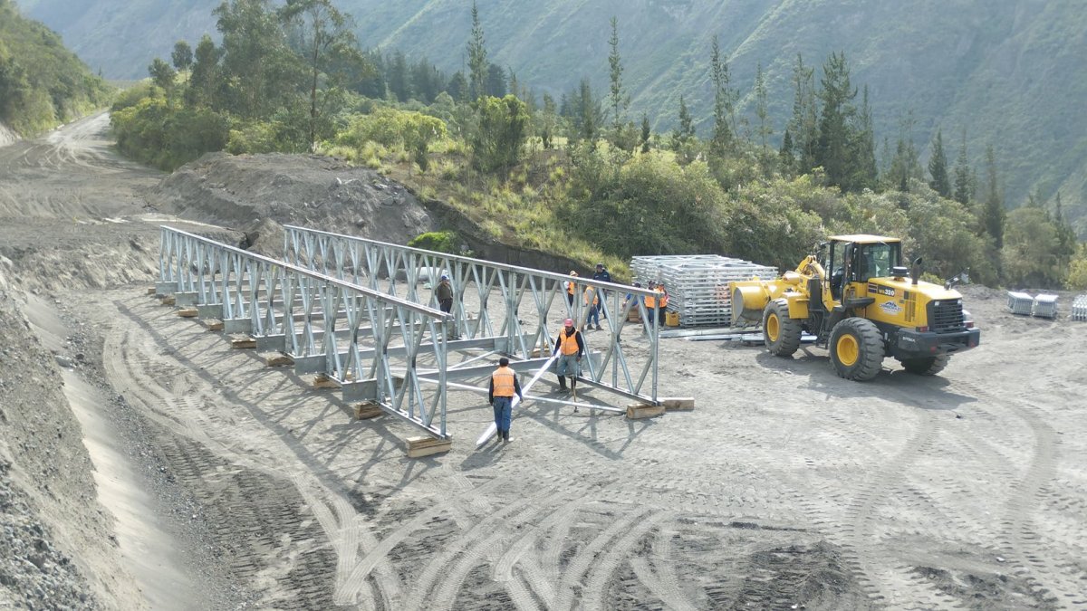 Inició la colocación del nuevo puente Bailey en la vía Penipe - Baños