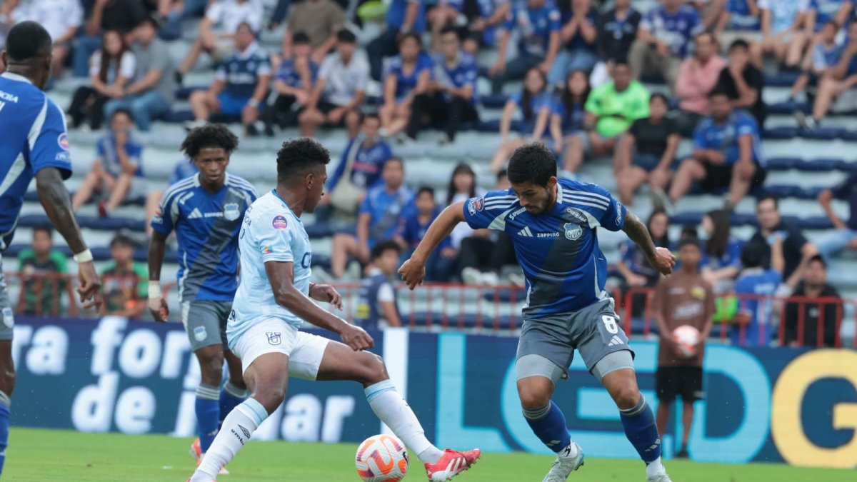 Marcelo Meli (d), de Emelec, intenta evadir la marca de Daniel Clavijo, de la Universidad Católica.