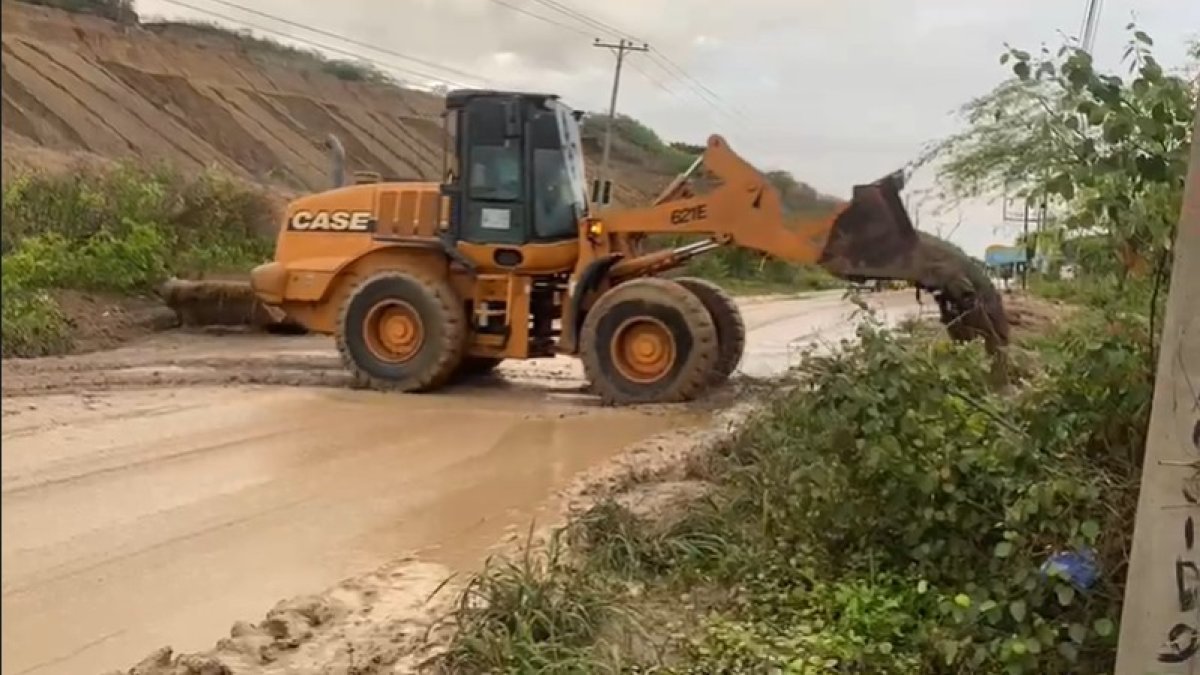 Con maquinaria pesada se debió desbloquear los tramos afectados en la Ruta del Spondylus, en Santa Elena.
