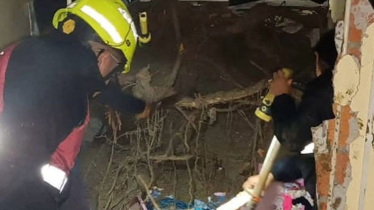 Vivienda destruida por avalancha de lodo.