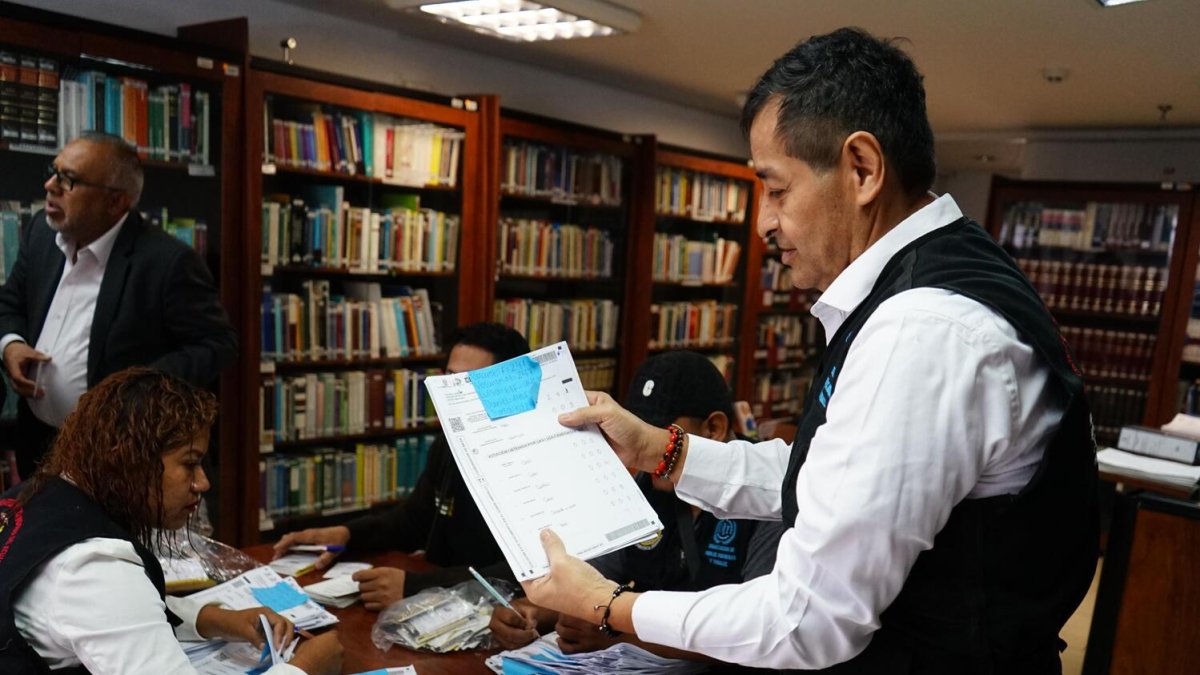 Manuel Peñafiel, de la Corte de Justicia Indígena Iberoamericana en el TCE.