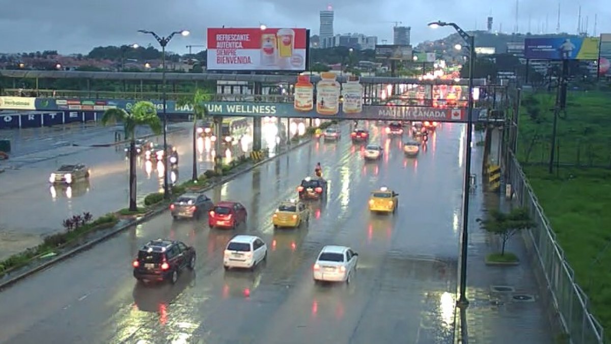 La semana anterior, los vehículos sufrieron una serie de dificultades para transitar por las calles de la ciudad que terminaron inundada.