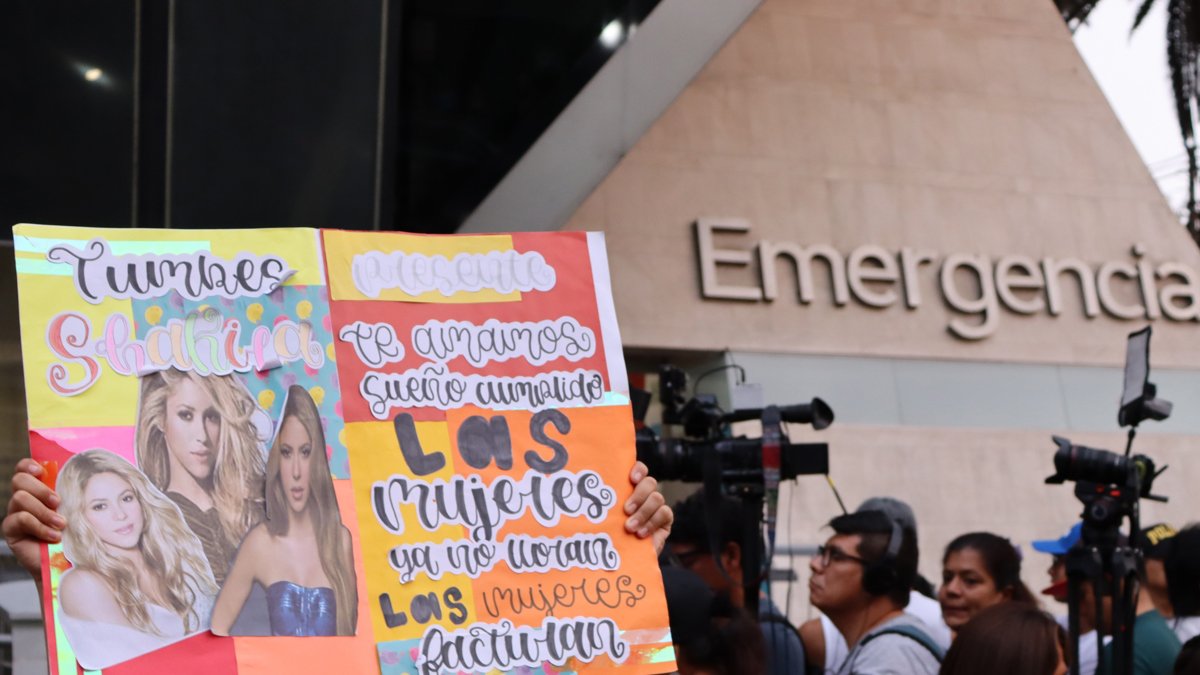 Fanáticos de la cantante colombiana Shakira esperan a las afueras de la clínica Delgado este domingo, en Lima (Perú).