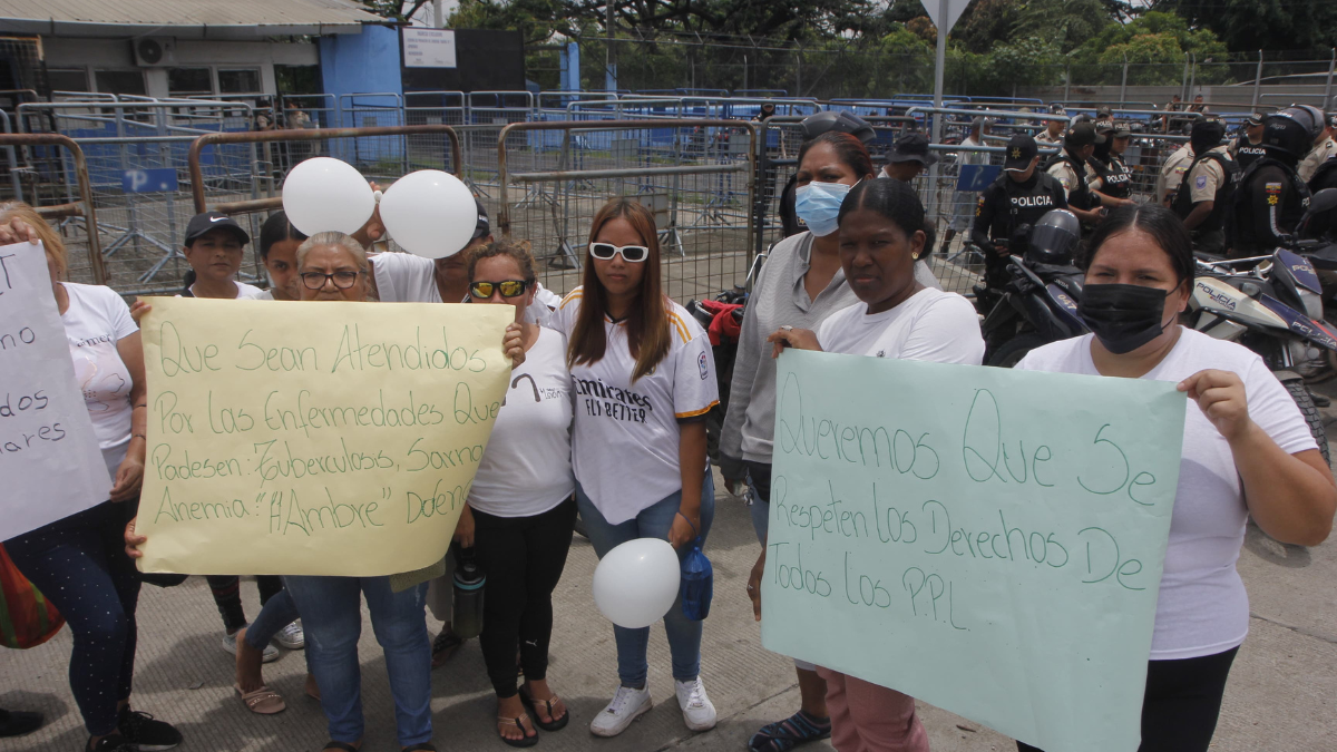 Plantón fuera de la Penitenciaria.