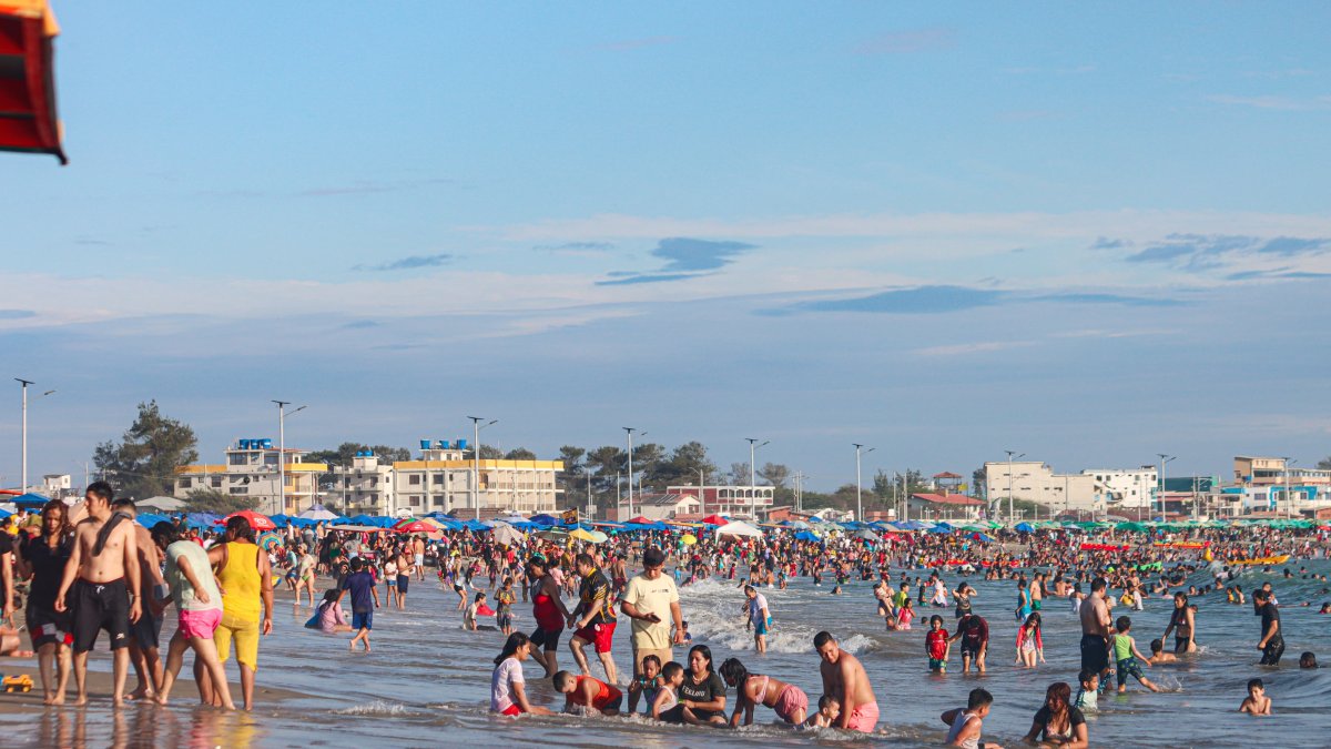 Los turistas disfrutan del mar de General Villamil.