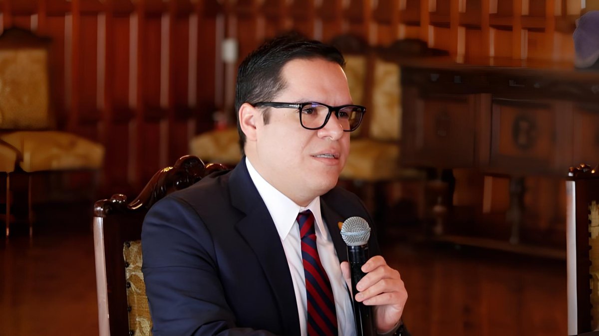 El secretario Neira está a cargo de cinco funciones en el gobierno de Daniel Noboa.