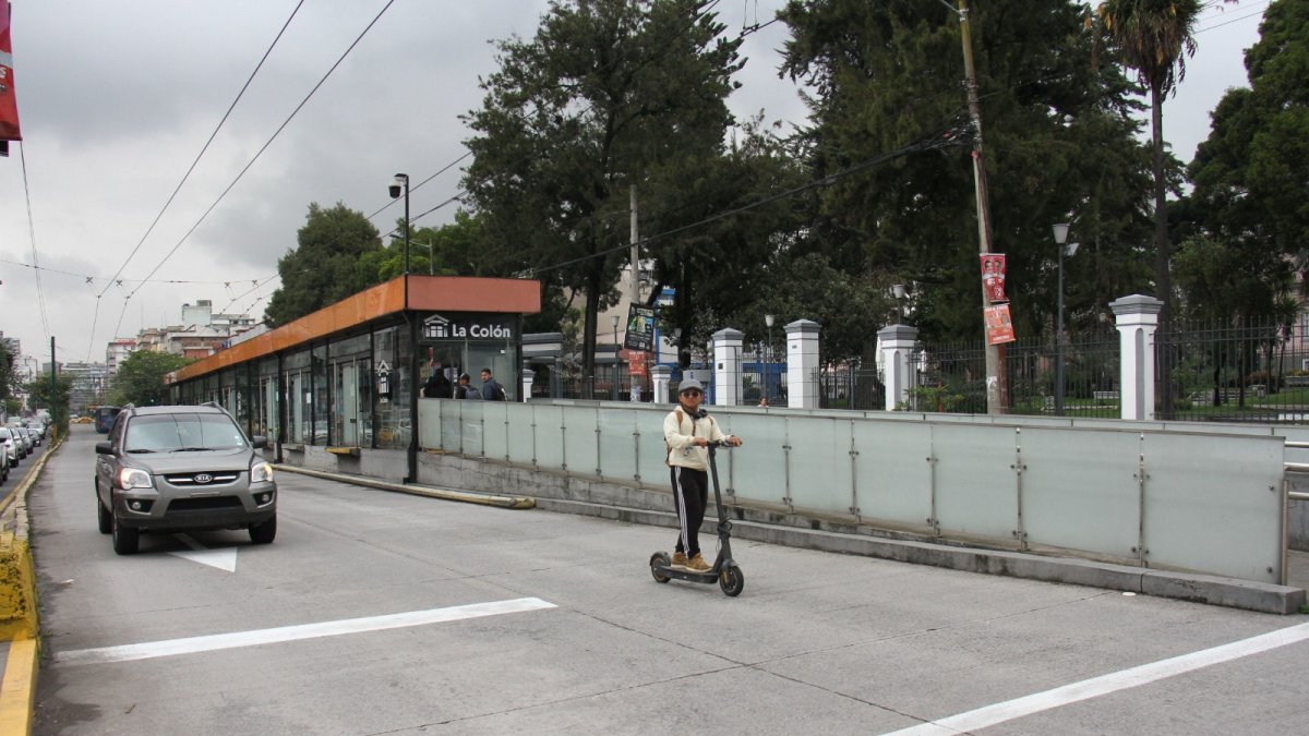 Vehículos sancionados durante los operativos de la AMT en carriles exclusivos de Quito.