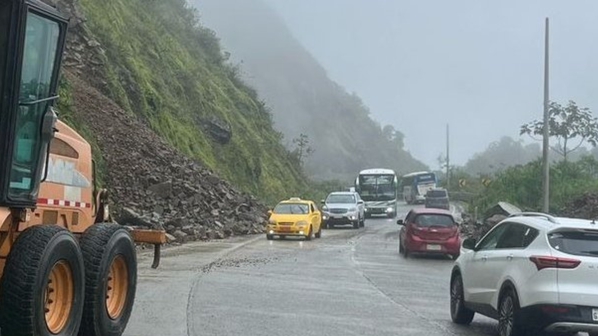 En el kilómetro 89, de la vía Cuenca-Molleturo-El Empalme, el Ministerio de Transporte y Obras Públicas retiró material desprendido.